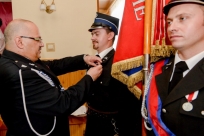 Rafał Glajcar wręcza odznaczenie